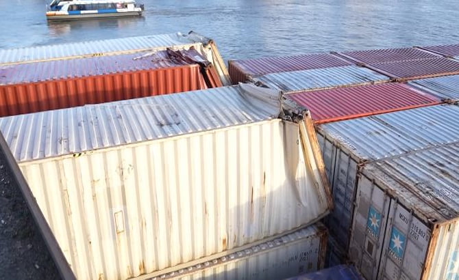 Container ship stuck under bridge: Rotterdam traffic halted - News2Sea